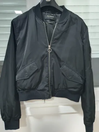 Chaqueta bomber Pull and Bear negra