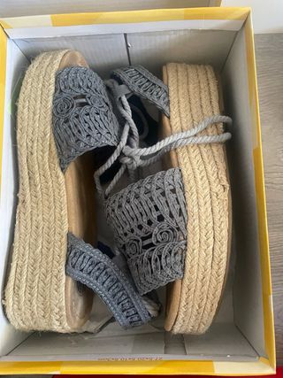 Sandalias de cuña grises con detalle floral