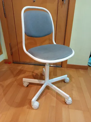 Silla de escritorio infantil gris y blanca