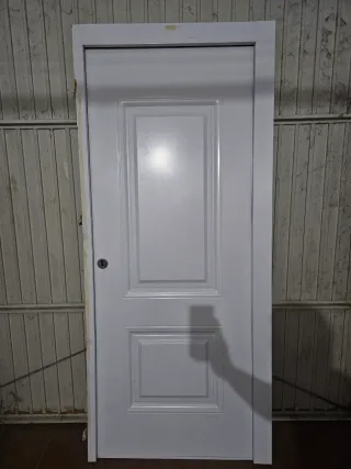 Puerta de seguridad blanca