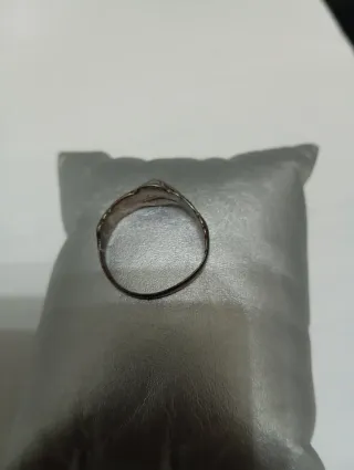 Anillo antiguo con diseño floral