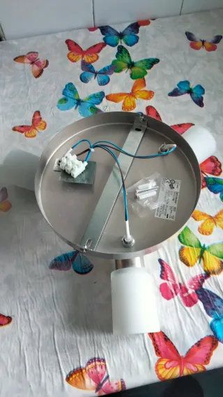 Plafón de techo plateado y blanco