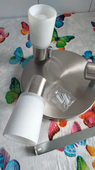 Plafón de techo plateado y blanco