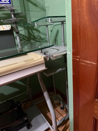 Mesa de ordenador de cristal y metal