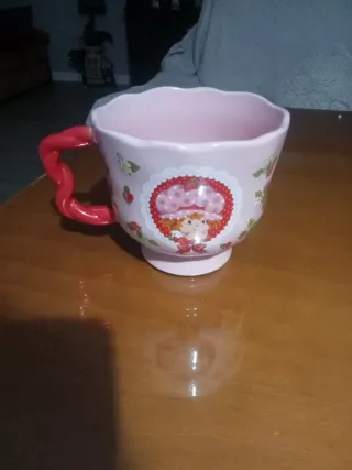 Taza cerámica rosa con asa roja