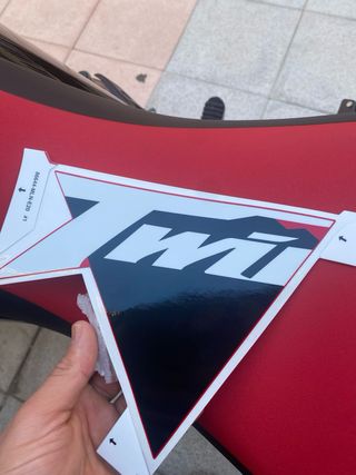 Vinilo Lateral izuierd Africa Twin 1100 Roja 2024
