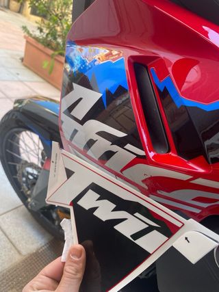 Vinilo Lateral izuierd Africa Twin 1100 Roja 2024