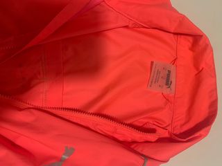 Cortavientos running Puma naranja neón