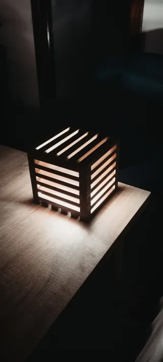 Lámpara artesanal de madera con luz led