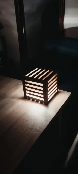 Lámpara artesanal de madera con luz led