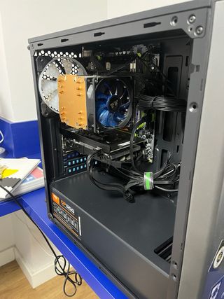 PC Sobremesa Negro y Multicolor