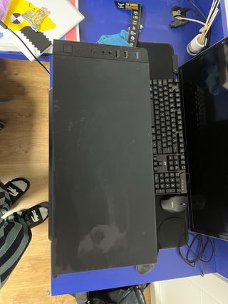 PC Sobremesa Negro y Multicolor