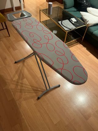 Tabla de planchar con funda gris y rojo