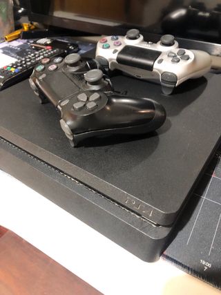 PS4 (PlayStation 4) con 2 mandos