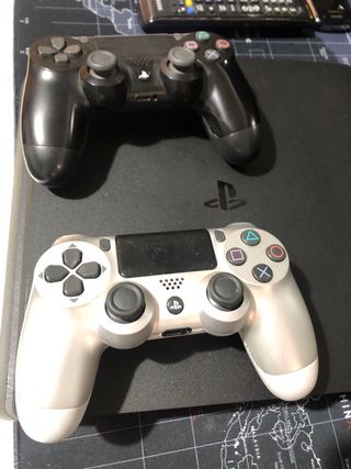 PS4 (PlayStation 4) con 2 mandos