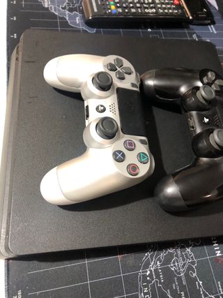 PS4 (PlayStation 4) con 2 mandos
