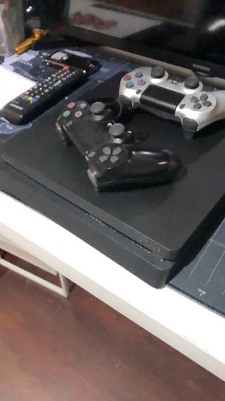PS4 (PlayStation 4) con 2 mandos