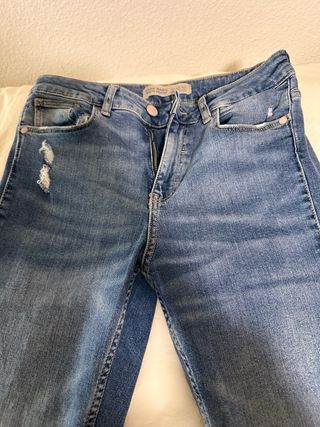Pantalón vaquero Zara desgastado