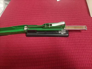 Grapadora metálica verde y negra