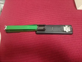 Grapadora metálica verde y negra