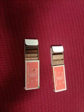 Grapadora metálica verde y negra