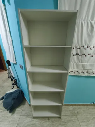 Estantería blanca de madera