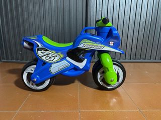 Moto de juguete azul y verde