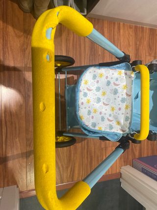 Carro de muñecas azul y amarillo