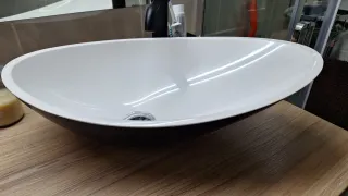 Lavabo sobre encimera blanco y negro