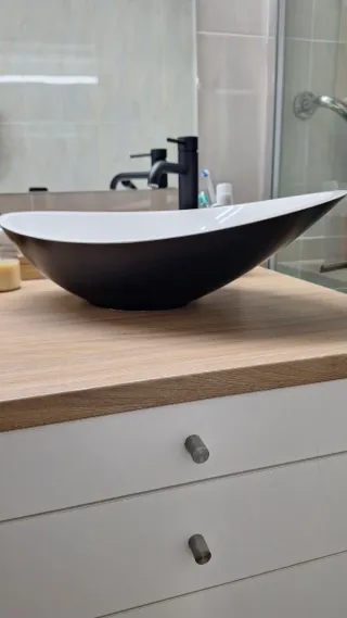 Lavabo sobre encimera blanco y negro