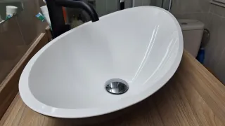 Lavabo sobre encimera blanco y negro