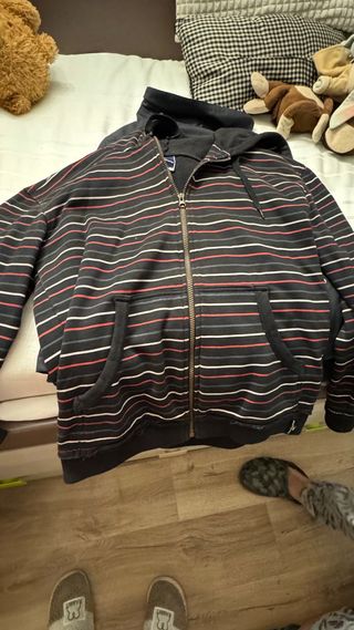 Sudadera con cremallera y rayas