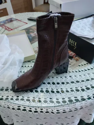 Botas marrones efecto piel de cocodrilo