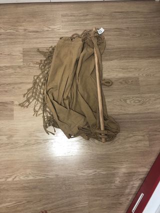 Hamaca de tela resistente con barra de madera