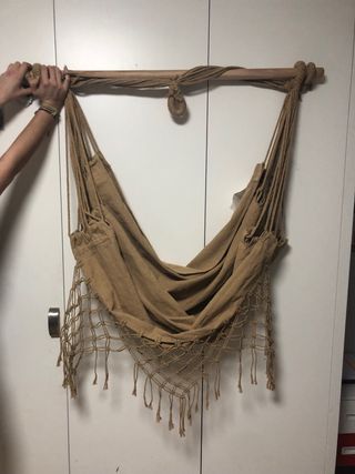 Hamaca de tela resistente con barra de madera