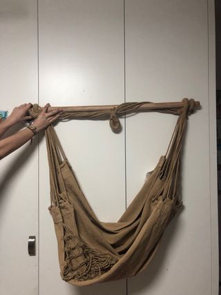 Hamaca de tela resistente con barra de madera