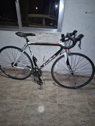 Bicicleta de carretera de carbono Goka