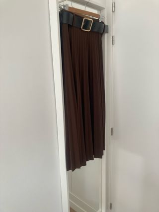 Falda plisada marrón con cinturón sin estrenar