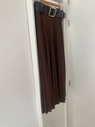 Falda plisada marrón con cinturón sin estrenar