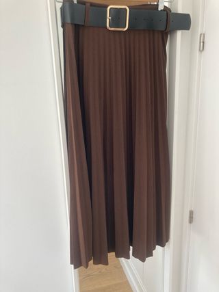 Falda plisada marrón con cinturón sin estrenar