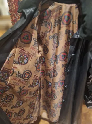 Elegante abrigo negro con cuello de terciopelo