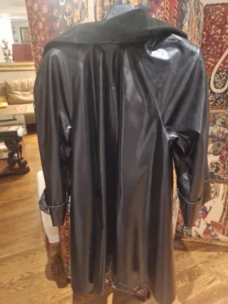 Elegante abrigo negro con cuello de terciopelo