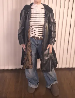 Elegante abrigo negro con cuello de terciopelo