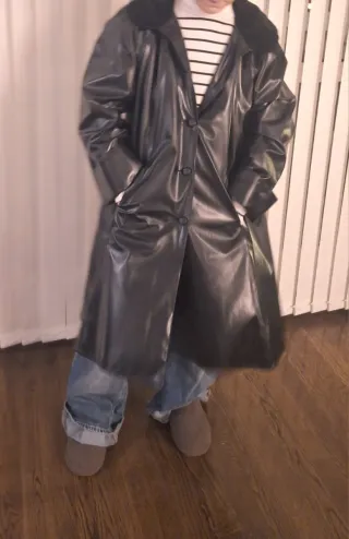 Elegante abrigo negro con cuello de terciopelo