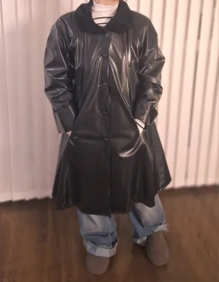 Elegante abrigo negro con cuello de terciopelo