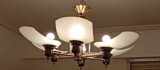 Lámpara de techo dorada y blanca