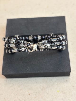 Pulsera de cuentas negras y plata