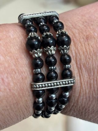 Pulsera de cuentas negras y plata