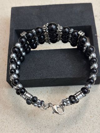 Pulsera de cuentas negras y plata