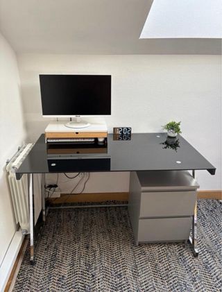 Escritorio cristal negro y estructura metal